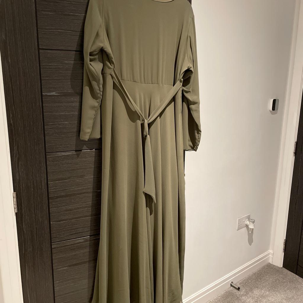 Chiffon fully lined khaki light weight maxi dress
Lovely dress can be paired with heels and printed scarf
Or can be worn under a khimono
Brand new no tag
Size 11/14