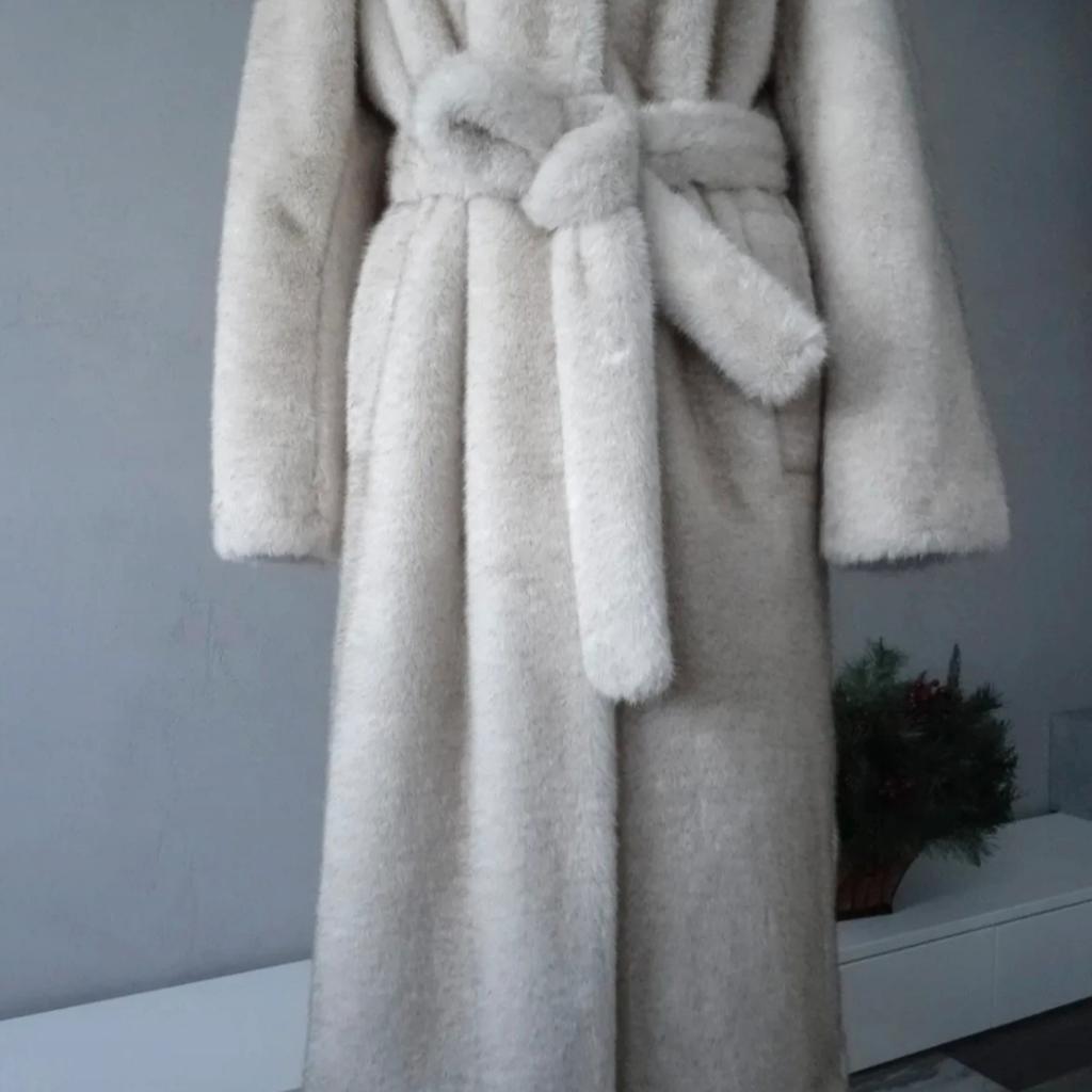 ZARA ZW COLLECTION FAUX FUR HOODED CREAM COAT

brand new with tags

zara most wanted coat