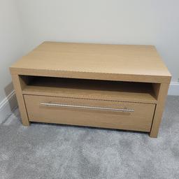 Next Oak Effect TV unit with drawer.

80cm(W)x50cm(D)x40cm(H)

2 x Screws on back, which held an extension lead.

£35.00 ono