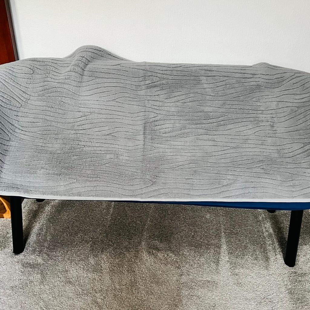 Warm, striped Jacquard non slip sofa protector. Not waterproof. Never been used

 Size: 3 seater (approx 70 x 180cm)

No Returns/Refunds