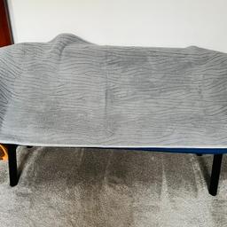Warm, striped Jacquard non slip sofa protector. Not waterproof.  Never been used

 Size: 3 seater (approx 70 x 180cm)

No Returns/Refunds