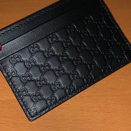 Portacarte Gucci originale, in pelle Guccissima di colore nero, slot portacarte e parte centrale porta banconote o monete.
Misura 10cm x 7cm.
Nuovissimo