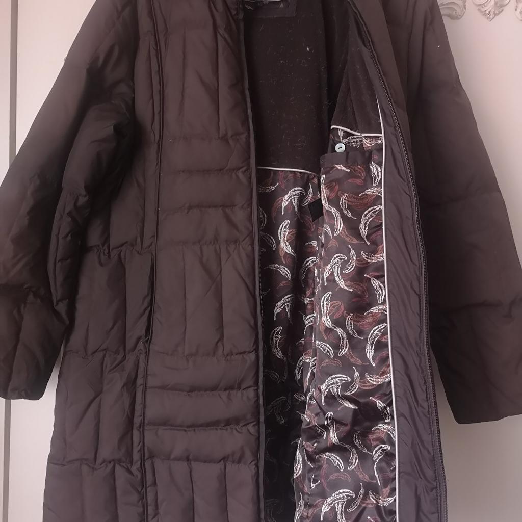 Dorothy Perkins, per una feather and down coat size L. Dark brown in colour, zip pockets and detachable hood. Nice length of the coat, warm and stylish. Smoke and pet free home.