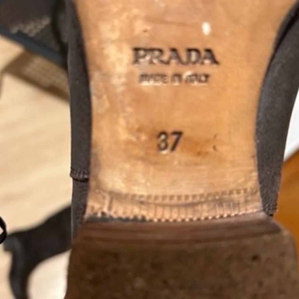 Sehr schöne Stiefel von Prada
Nur ein paar mal getragen

Leder
