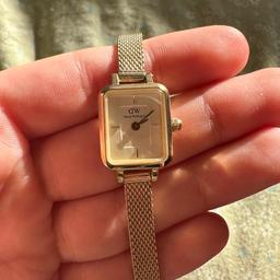 Ich verkaufe hiermit meine kaum getragene Uhr von Daniel Wellington mit Originalkarton.
Der Neupreis lag bei 149€!