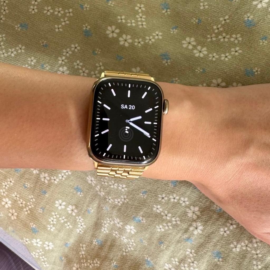 Verkaufe hiermit das Apple watch Armband von Michael Kors. Jeweils für 41 und 45 mm.
Das Armband wird ohne die Apple watch verkauft!
Der Neupreis lag bei 119€!