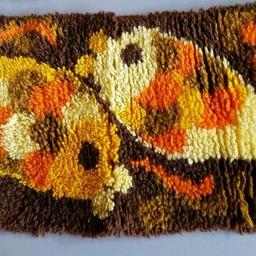 Verkaufe einen schönen selbst geknüpften Wandteppich mit Fisch motiv, kann auch auf ein Schränkchen gelegt werden. Mase 60 x 30 cm. Preis: 15 €, für Selbstabholer.