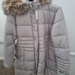 Brand new ladies cost with hood and belt and label still on cost £45 from nutmeg size 16/18 lovely coat
got as present no offers