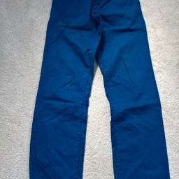 Tommy Hilfiger mid blue chino trousers.
Tommy Hilfiger size 18 (USA) Age 15-16 years Height 164-176cm (from Tommy Hilfiger website)
Inside leg 29 inches / 74cm.
Two side pockets and coin pocket on the front.
Two button down pockets on the back.
Belt loops on waistband
100% Cotton
Machine-wash cold (30°).
Excellent condition.