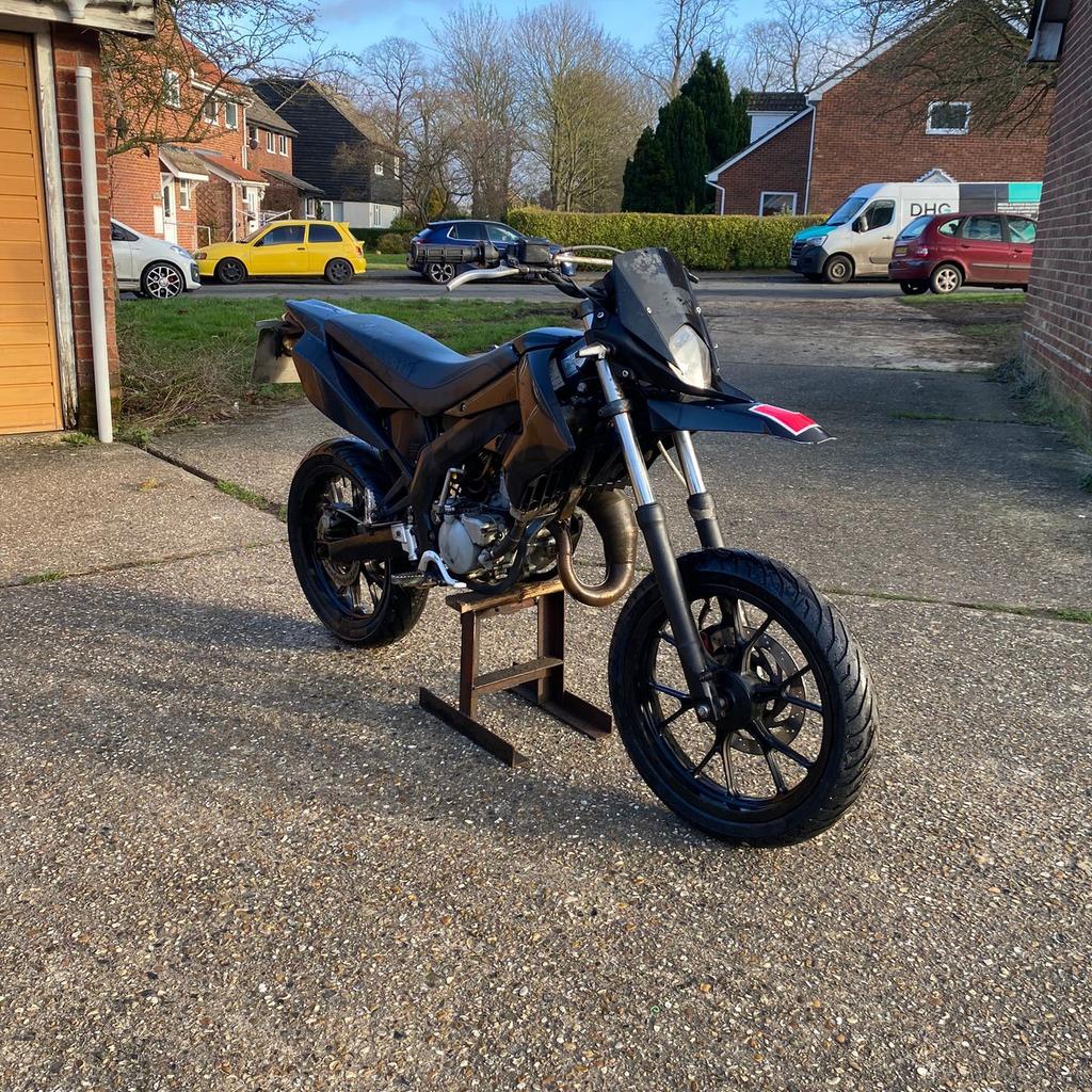 This is my sons Derbi Senda with 12 Months MOT.

Loads of Recent New parts,

72cc Airsal
Jasil Evo Crankshaft
Voca 50/70 Exhaust

Full V5 Logbook
Few scratches but fun first bike and cheap to run.
Selling for a car

Message 07523317499 For more Details or a Viewing