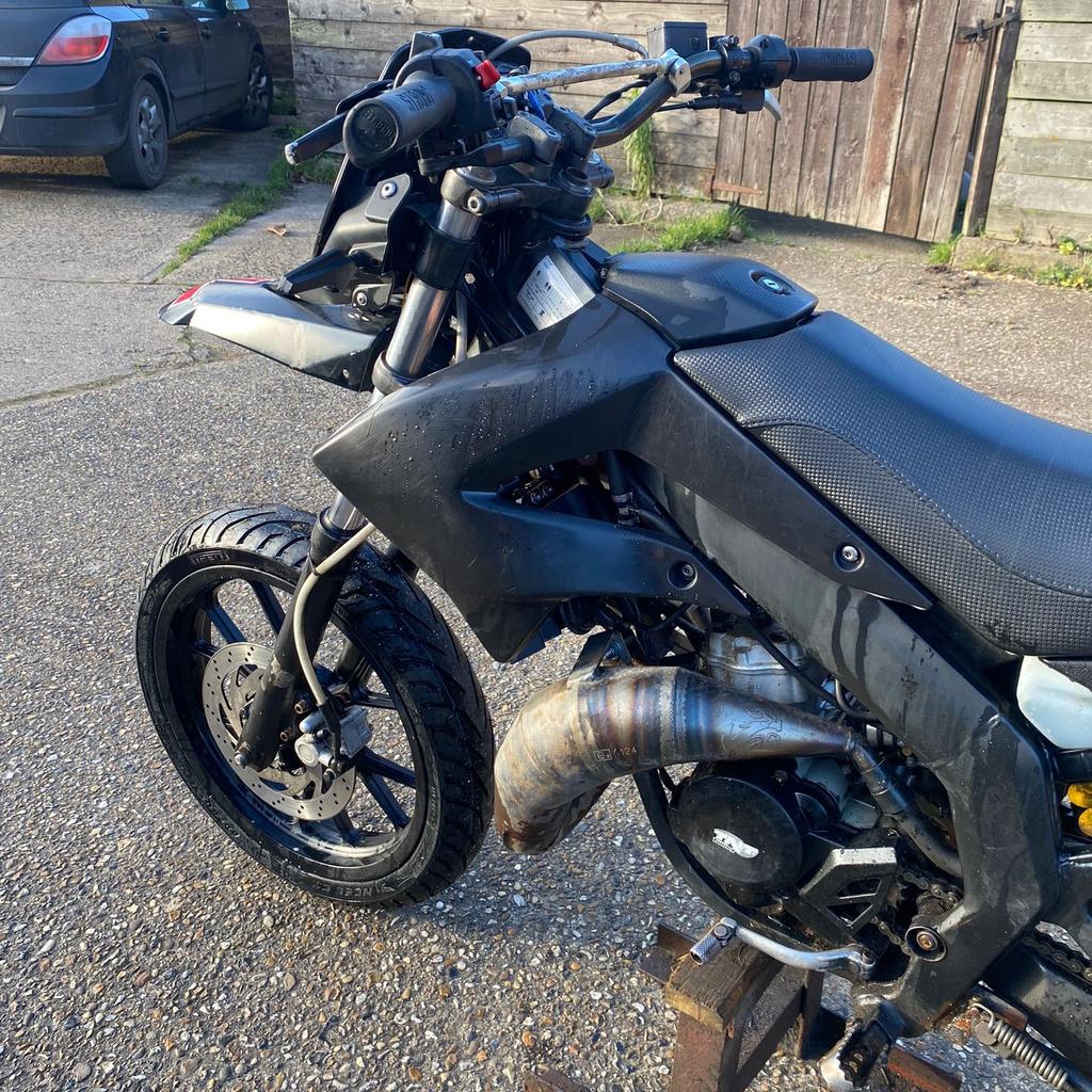 This is my sons Derbi Senda with 12 Months MOT.

Loads of Recent New parts,

72cc Airsal
Jasil Evo Crankshaft
Voca 50/70 Exhaust

Full V5 Logbook
Few scratches but fun first bike and cheap to run.
Selling for a car

Message 07523317499 For more Details or a Viewing
