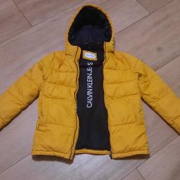 Ich verkaufe eine Calvin klein Jacke in der Farbe gelb kaum genutzt. Kapuze bei der Jacke kann man abmachen.