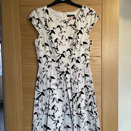 Ladies French Connection White Dress with Black Horse Print
A-Line Style with Round Neck and Cap Sleeve with Pleats at the Bottom
Full working zipper up the back
Lovely little dress
Size 8
Good condition, only worn twice, has been to the dry cleaners as can be seen by the tag
Also have a matching bag if interested, it is also in my wardrobe