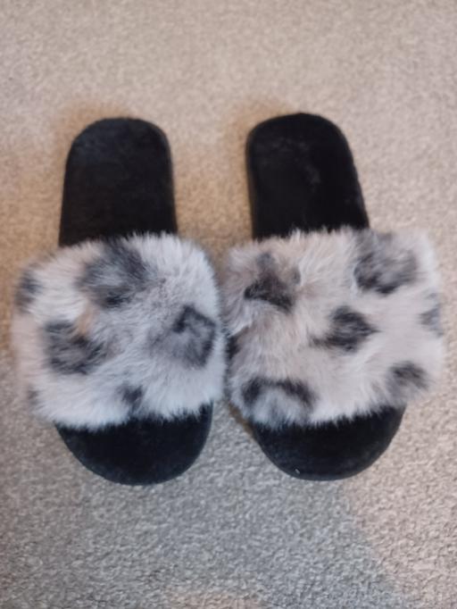 Buy & Sell West Midlands Dudley - Photos for New Slider fur slippers size 5/6