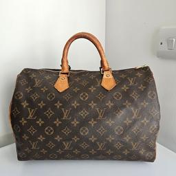 Louis Vuitton Vintage Monogram Speedy 35 handbag Authentic SP0924

no offers, please
or scammers going on about couriers and crappy lies like that!!!!

reduced from 350
with vachetta leather trims
end tags- half absent
interior clean -
Exterior body lovely
sturdy bag overall