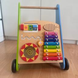 Farbenfroher Lauflernwagen aus Holz für Kinder ab 12 Monaten.

Kein Versand!