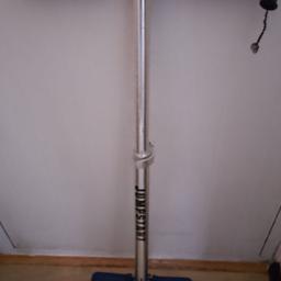 Aluminium Pogo Stick suitable for weight up to 50 kg/110 pounds.
A pre used item in very good condition as was never used very much, one minor cosmetic issue is that one of the handle grip end caps has got brittle and cracked (see picture).
Comes with instructions and safety guidance.
The height is adjustable and locked by lever on steering tube.
Collection from Harlington, between Hayes and Heathrow with cash on collection.
