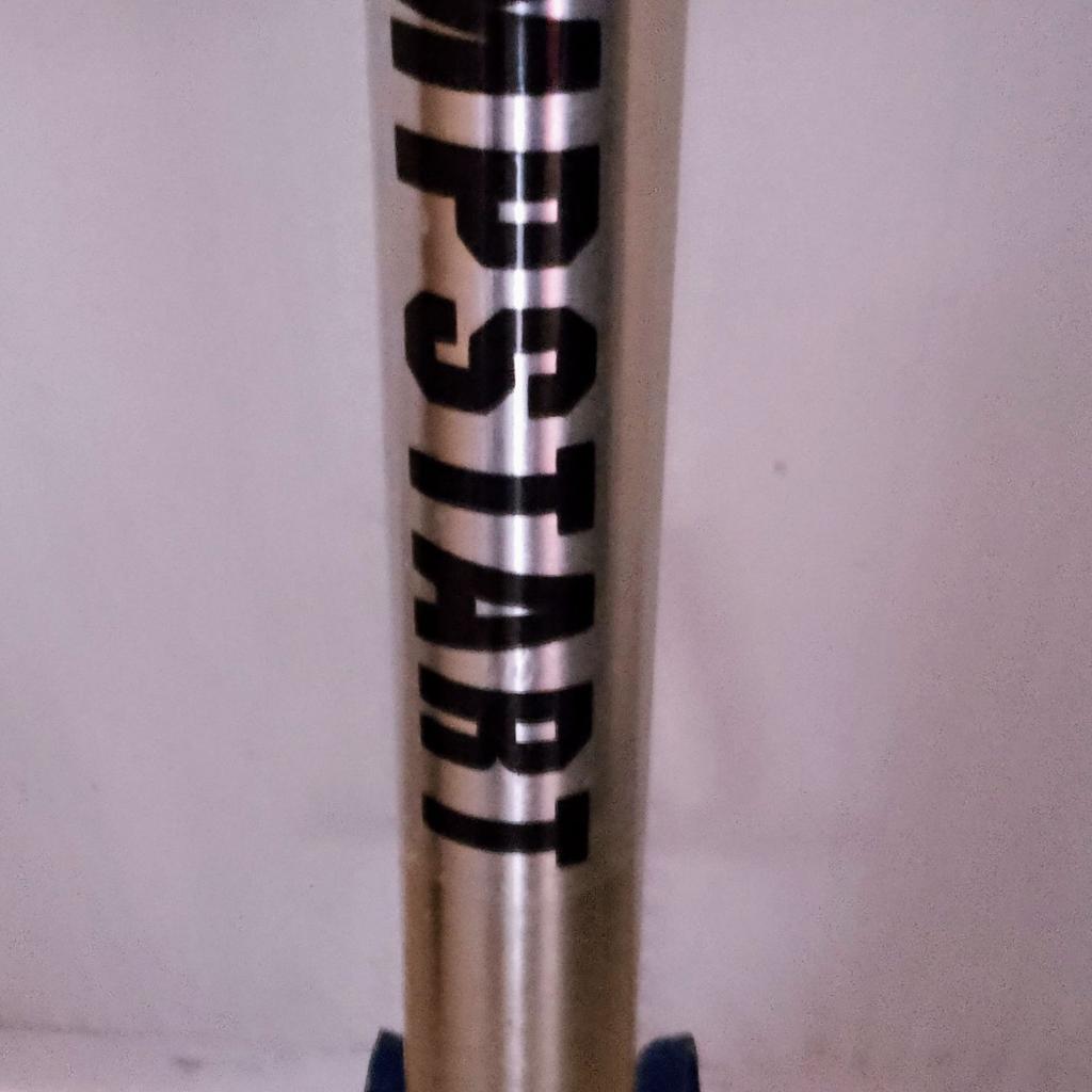 Aluminium Pogo Stick suitable for weight up to 50 kg/110 pounds.
A pre used item in very good condition as was never used very much, one minor cosmetic issue is that one of the handle grip end caps has got brittle and cracked (see picture).
Comes with instructions and safety guidance.
The height is adjustable and locked by lever on steering tube.
Collection from Harlington, between Hayes and Heathrow with cash on collection.
