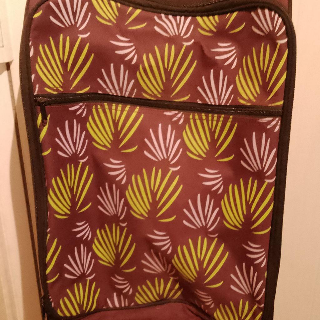 Lightweight purple with leaf pattern front shopping trolley.
It has the main zip compartment and a separate zip compartment at front.
In unused condition as family member it was meant for never got to use it, see also the 10 pictures which form part of the description.
Approximate dimensions are: 54 cm high x 30 cm wide x 22 cm deep.
Collection from Harlington near Heathrow with cash on collection please.