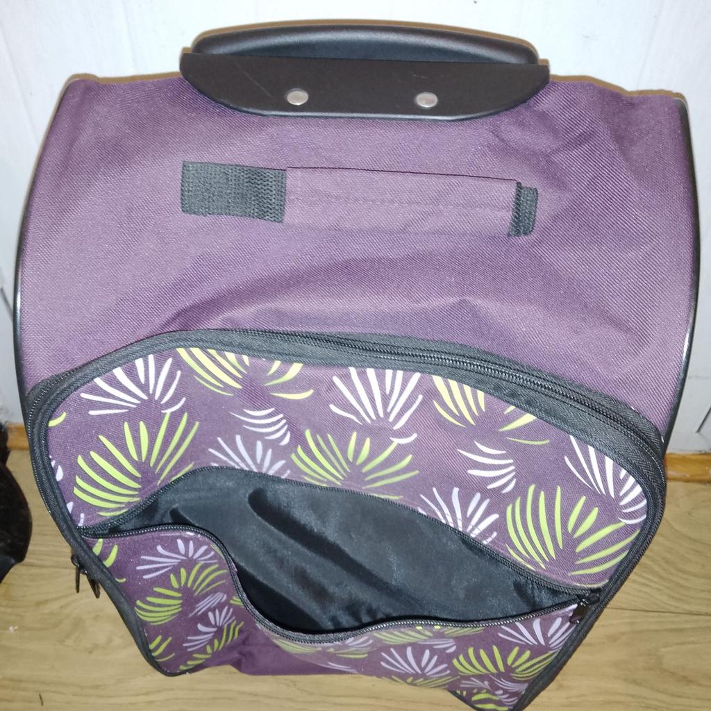 Lightweight purple with leaf pattern front shopping trolley.
It has the main zip compartment and a separate zip compartment at front.
In unused condition as family member it was meant for never got to use it, see also the 10 pictures which form part of the description.
Approximate dimensions are: 54 cm high x 30 cm wide x 22 cm deep.
Collection from Harlington near Heathrow with cash on collection please.