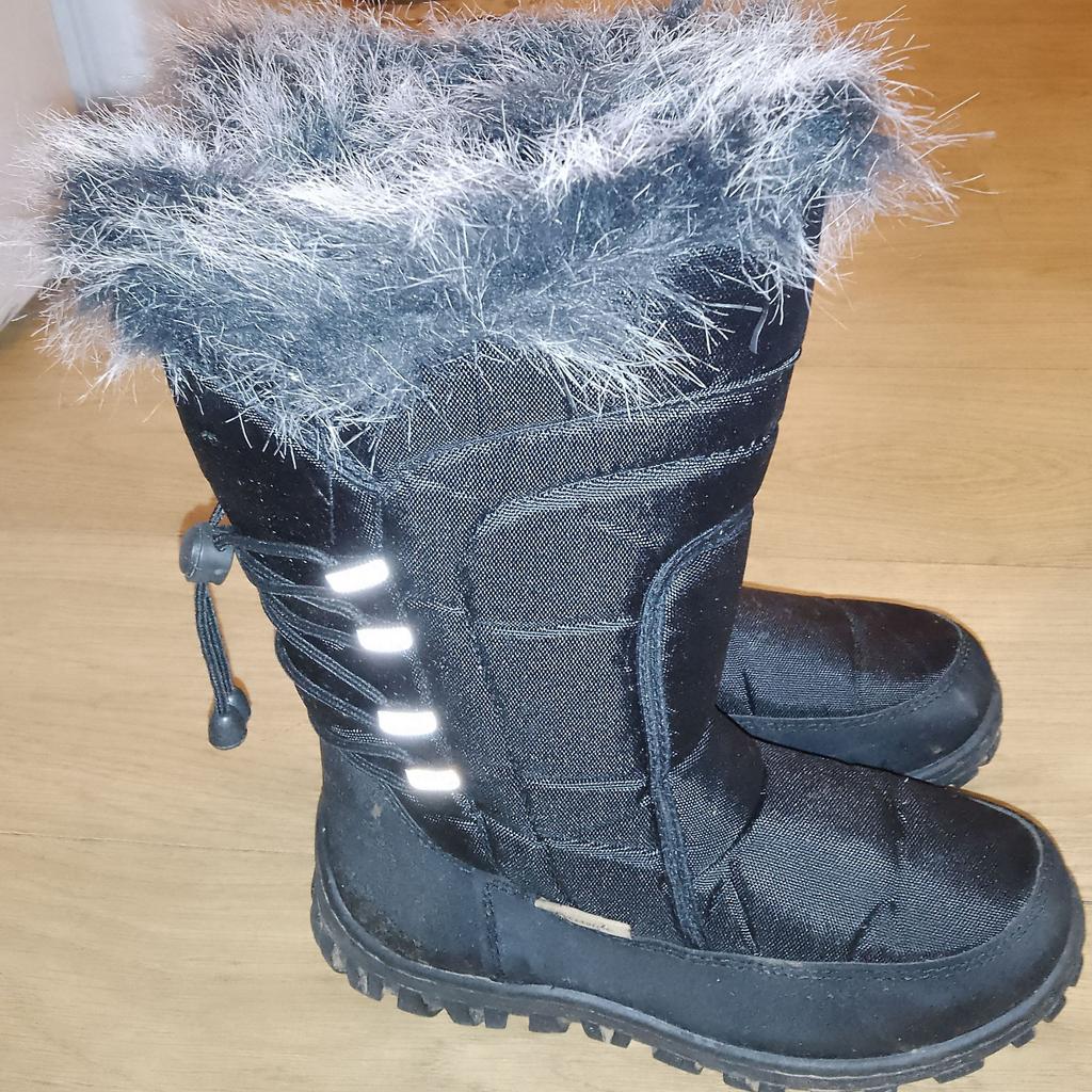 Size 5 ladies zip up boots, with faux fur around tops and a warm fleece lining.
Brand is Riverside Country.
They have been worn a couple of times, are in very good condition and see also all the photographs which form part of the description.
Collection from Harlington near Heathrow with cash on collection please.