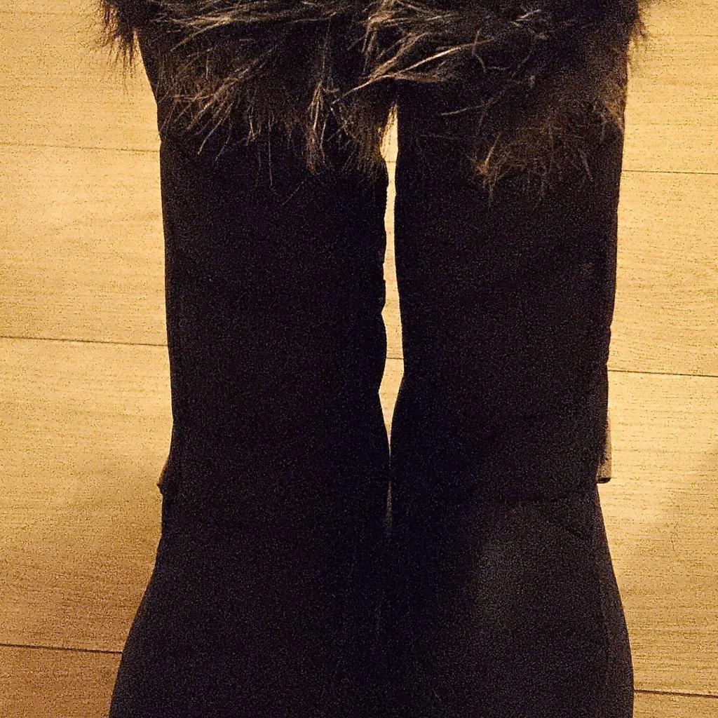 Size 5 ladies zip up boots, with faux fur around tops and a warm fleece lining.
Brand is Riverside Country.
They have been worn a couple of times, are in very good condition and see also all the photographs which form part of the description.
Collection from Harlington near Heathrow with cash on collection please.