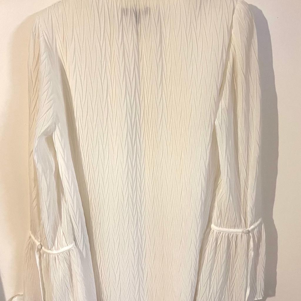 Hi and welcome to this gorgeous looking style ladies Massimo Dutti Pleated Flared Sleeves Blouse Size 36 Uk 8 in perfect condition thanks