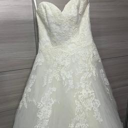 Verkaufe ein ungetragenes neues Brautkleid
Leider ist es nie zur Hochzeit gekommen, deshalb verkaufe ich das Brautkleid mit Reifrock und Schleier.
Es wurde nur zur Anprobe getragen.
Kleine ist neu. Kaufpreis 3000€
