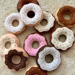 Süße handgenähte Donuts aus Filz für Kinderküche oder Kaufladen

3€ pro Stück

Für die Entwicklung der Phantasie und motorischen Fähigkeiten des Kindes

Durchmesser: 6 cm, Höhe: 1,7 cm
Zustand: Neu

Versand: € 3

Privatverkauf