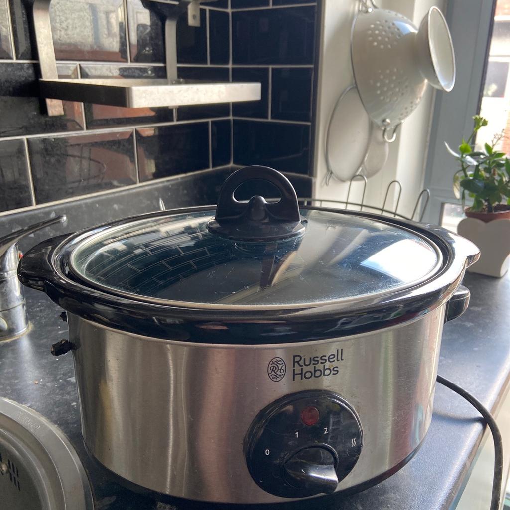 Slow cooker. Good working order. Plastic handle on one side has snapped off.