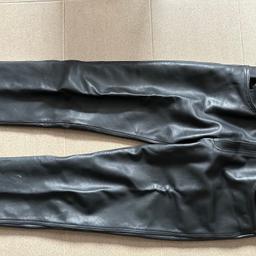 Verkaufe eine WINTEX Classic Customstyle Lederhose + Weste laut Fotos.

Preis:

Hose: €60,-

Weste €50,-