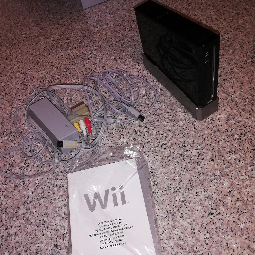 Wii Konsole in schwarz zu verkaufen, guter Zustand.

In dem Set enthalten sind :

Original Nintendo Wii Konsole mit Original Controller Wii Nunchuk und Remote Controller,
Silikon Hülle schwarz, Lenkrad

Wii Nunchuk und Remote Ersatzcontroller von der Marke Brooklyn,
Silikon Hülle weiß,

Ersatzcontroller weiß schwarz mit Kabel von der Marke BigBen und
Ladestation BigBen,

Wii - AV Kabel,
Wii - Sensorleiste,
Wii - Netzteil,

10 verschiedene Wii Spiele,
4 Spiele sind noch original verpackt (eingeschweißt).

Alles voll funktionsfähig und in einem sehr guten Zustand, Gebrauchsspuren sind natürlich vorhanden.

Bei Interesse gerne schreiben.

Gerne für Selbstabholer.

Da Privatkauf, keine Garantie, Rücknahme oder sonstige rechtliche Ansprüche!