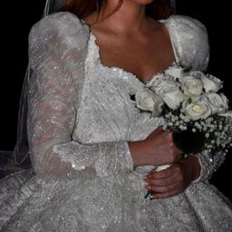 Hochzeitskleid - 1 mal getragen wie NEU
Sogut wie keine Gebrauchsspuren
Farbe: Weiß mit Glitzer mit Muster