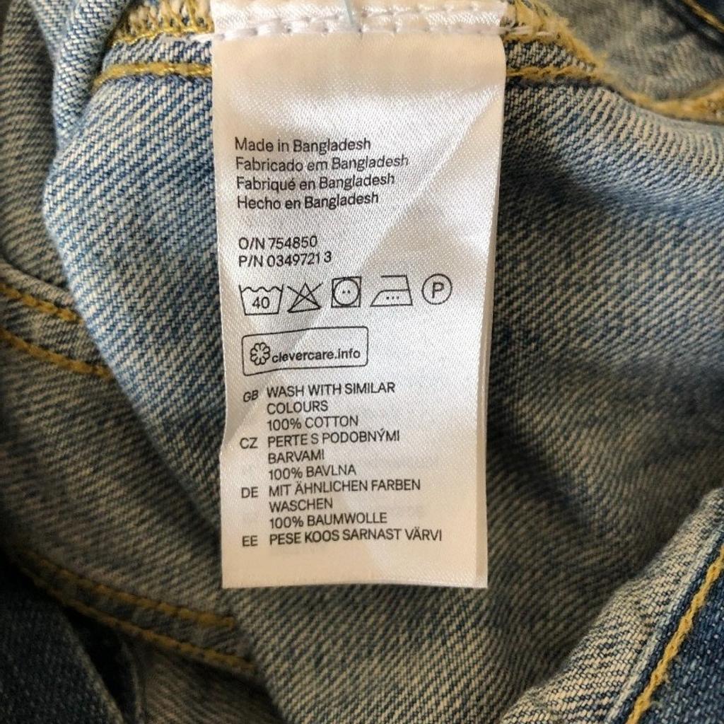 schöne Jeansjacke
H&M
Größe S/M
Bitte beachten Sie die Maße 38 steht im Etikett
Brustweite einfach gemessen ca. 46cm
Rückenlänge mittig gemessen ca. 52cm

Verkauf erfolgt ohne weitere Dekoration
Interne Nummer AR224