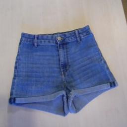 Jeans Stretch Shorts von H&M Highwaist zu verkaufen, Gr. 36 - umgeschlagene Hosenbeine - weitere Shorts stehen zum Verkauf 
Privatverkauf