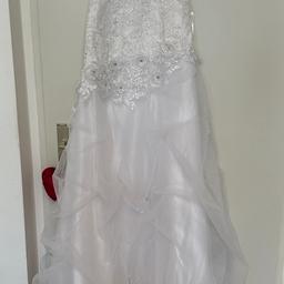 Verkaufe ungetragenes Hochzeitskleid in Größe ca 34-36 im guten gebrauchten Zustand. Wie ich es damals gekauft habe befand sich eine minimale Gebrauchsspur innen - siehe Foto