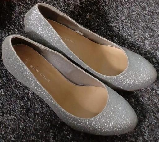 Buy & Sell North London De Beauvoir Town - North London - Photos for NEW SILVER SPARKLE WIDE FIT COURT SHOE SIZE 6