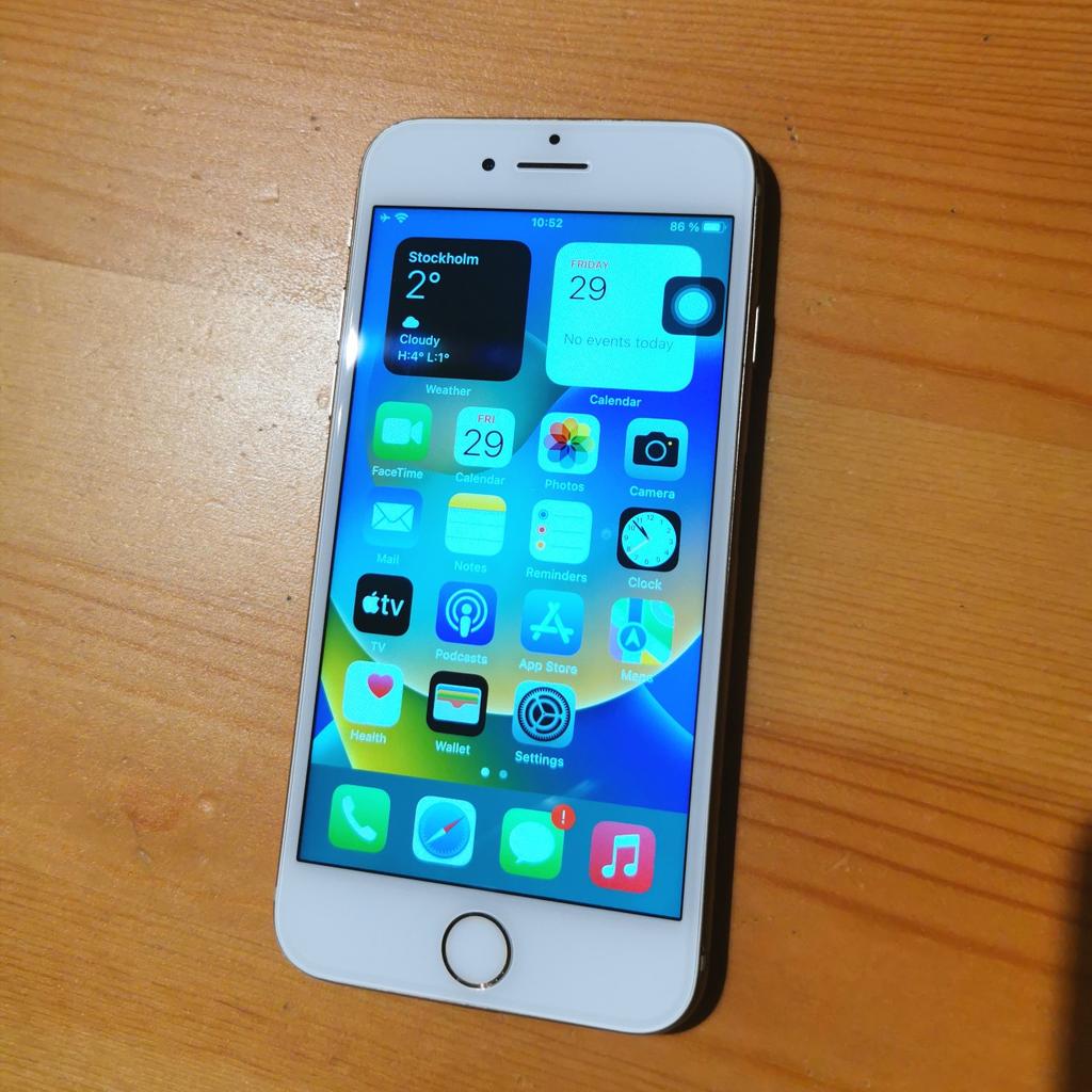 iPhone 8 med 64GB lagring i fungerande skick med lite defekt. Simkort fungerar inte på den.

90% Batterihälsa. Nyaste iOS 16.7.4