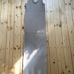 Super erhaltenes und nur einmal getragenes enges Kleid von H&m in beige. midi Länge und gerippt. Größe M (sitzt allerdings so eng,dass ich es einer xs&s empfehlen würde)