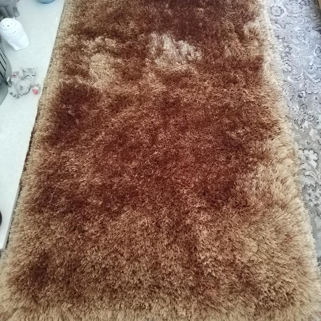CARAMEL PEARL RUG!! .. FROM FLAIR RUGS!! ..
SPARKLING / 100% POLYESTER!! ..

BRAND NEW!! ..

LUXURIOUS DEEP PILE!! ..
SHAGGY!! .. THICK AND THIN YARNS!! / HEAVY QUALITY!! ..
WOULD SUIT ANY TYPE OF FLOOR .. INC WOODEN OR CARPETED!!
.. IDEAL FOR YOUR LIVING ROOM / CONSERVATORY / BEDROOM ETC!! ..
THIS LOVELY CARAMEL COLOUR WILL MATCH ANY DECOR!! ..
ADD SOME ZEN OR AMBIENCE TO YOUR ROOMS IN 2024!! ..
80CM X 150CM ..
A REAL GOOD SIZE!! ..
COST OVER £110 PLUS £10 P/P!! ..
.. COMES FROM SMOKE FREE HOME!! ..
BUYER COLLECTS!! .. OR .. COULD DELIVER LOCALLY FOR A SMALL FEE!!