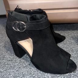 New Look open toe heel boots.
Good condition, hardly worn.
Size 7.