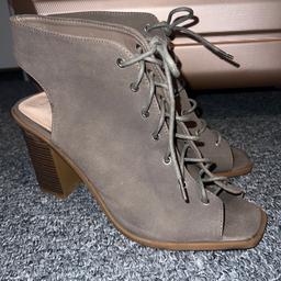 New Look open toe and heel boots.
New without tags.
Size 7.