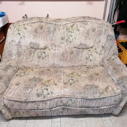 Gut erhaltenes sofa mit normalen Gebrauchsspuren.
155x100x90cm
Ohne schlaffunktion und ohne Bettkasten