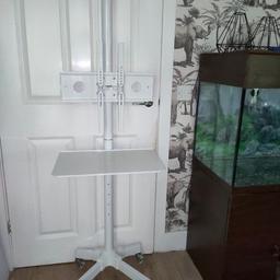white TV stand adjustable TV height connection table for standing TV/sky/gaming box
used for a few months no longer needed
good condition
COLLECTION ONLY