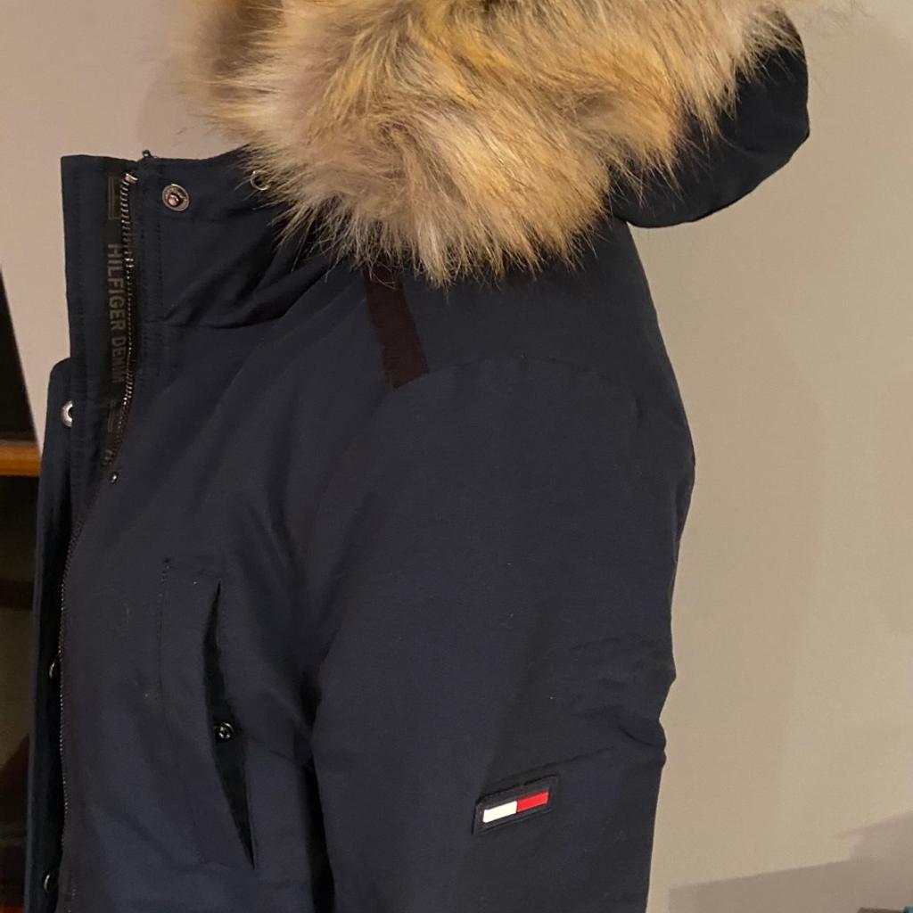 Wunderschöne Winterjacke von Hilfiger, nur ein paar mal getragen weil zu klein, Pelz abnehmbar, Privatverkauf daher keine Rücknahme und Garantie