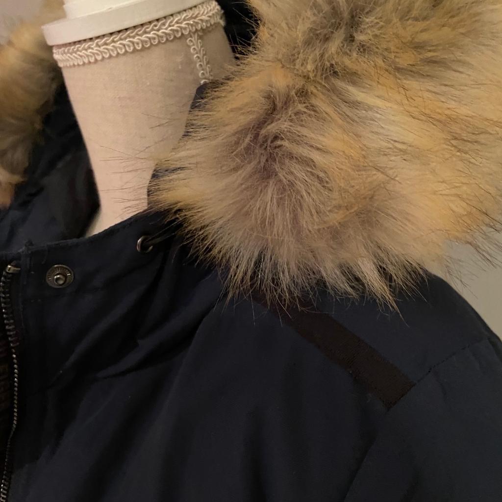 Wunderschöne Winterjacke von Hilfiger, nur ein paar mal getragen weil zu klein, Pelz abnehmbar, Privatverkauf daher keine Rücknahme und Garantie