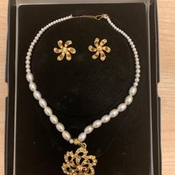 Pearl necklace Set
Necklace & Earrings
Comes boxed
Great gift idea!