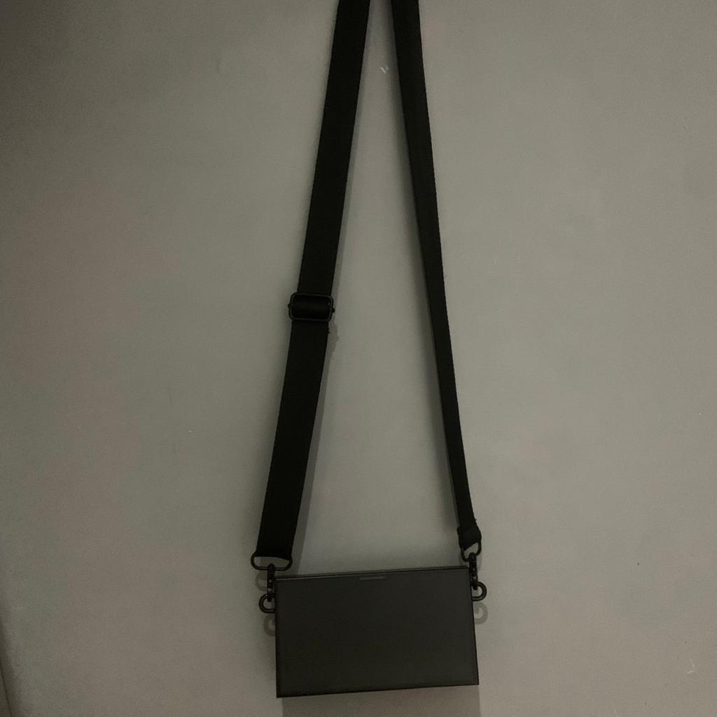 This Zara shoulder bag comes in a size black, very comfortable, can be adjusted with the straps has been worn a couple times but like new, it’s see through and very unique