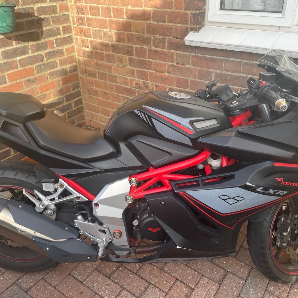 Lexmoto lxr125. Just 5560km. Used to commute - well maintained. Selling as I am looking for a bigger bike. Brilliant for beginners/first time riders. Oxford heated grips. New chain on September 2023. Cat N
Full service done on 31/01/2024. MOT due March 2025
The bike needs head bearing replacement (£30) and bike stand sensor (£20). If you know about bikes you can do this yourself.
Open to offers, no time wasters.
Quick sale - lowering price as there may be some work to do. Still using to commute to work.