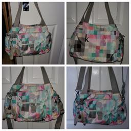 kipling Fairfax or felix size L in k squared pastel print
not needed anymore.
I only used when going on holiday as it has 3 large main compartments to store everything you need measurements are on the photos
pick up only